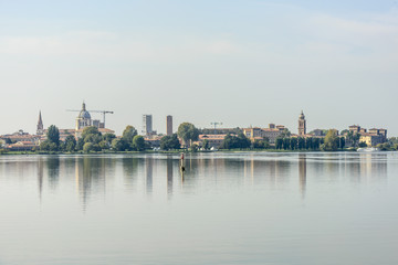 Fototapeta na wymiar skyline from the lake of Reinassance town , Mantua, Italy