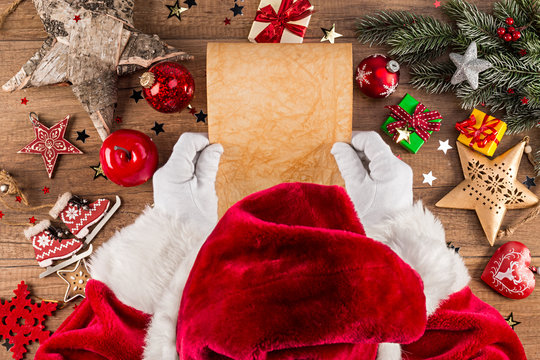 weihnachtsmann beim lesen von wunschzettel Brief leer vorlage Schriftrolle am  weihnachten Schreibtisch dekoriert aus Holz