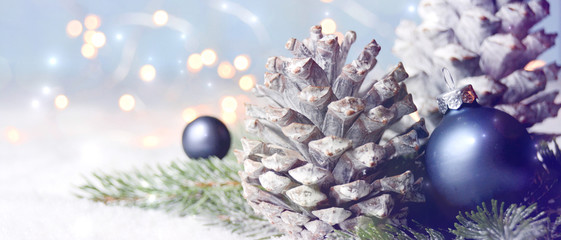 Fototapeta na wymiar Weihnachten Hintergrund - Zapfen mit Weihnachtskugeln im Schnee