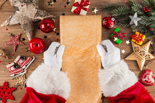 weihnachtsmann beim lesen von wunschzettel Brief leer vorlage Schriftrolle am  weihnachten Schreibtisch dekoriert aus Holz