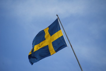 Bandera de Suecia colgando de un mástil