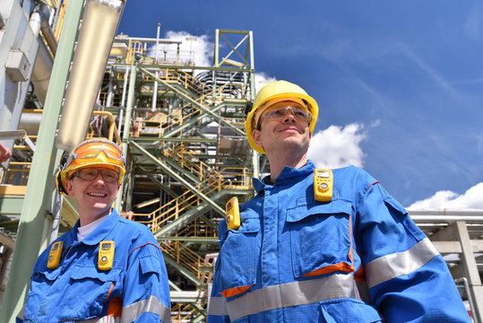 Gruppe Industriearbeiter in einer Raffinerie // Group of industrial workers in a refinery