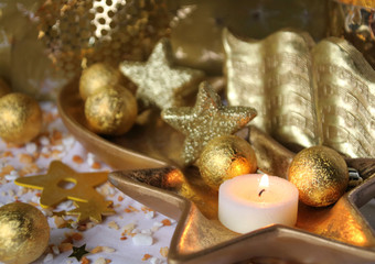 brennende kerze  weihnachtsdeko in gold