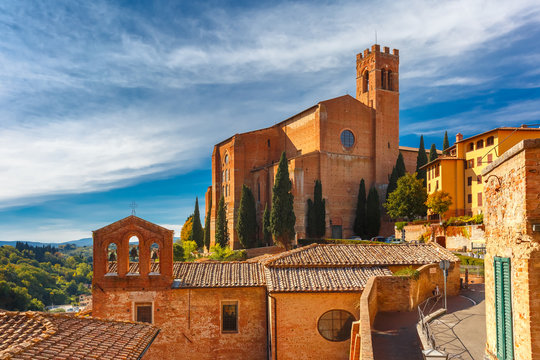 Fototapeta Beautiful view of Basilica of San Domenico, also known as Basilica Cateriniana, in medieval city of Siena in the sunny morning, Tuscany, Italy