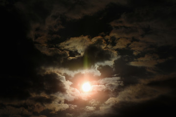 雲間から見える太陽「空想・雲のモンスター」