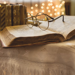 Holy bible book with eyeglasses - obrazy, fototapety, plakaty