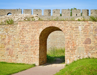 Fototapeta na wymiar Арка в стене древней крепости.