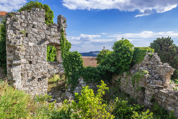 Fototapeta na wymiar Ruined buildings of Stari Bar fortress near Bar city in Montenegro