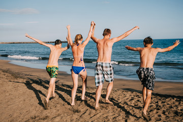 Junge Familie am Strand