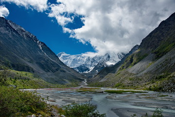 Fototapeta na wymiar Summer on the rivers of Mountain Altai