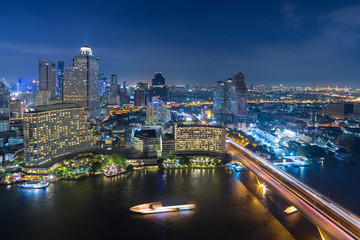 Obraz premium Bangkok city skyline at night with Chao Phraya river view.