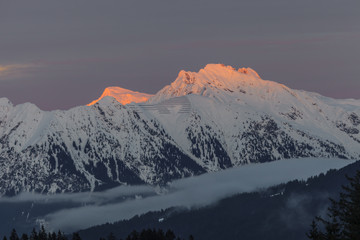 Aufnahme der Kanzelwand im Abendlicht mit von der Abendsonne angestrahltem Gipfel tor glühend und...