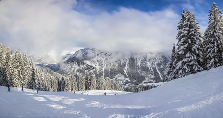 Fototapeta na wymiar Aufnahme einer Skipiste im Kleinwalsertal im Skigebiet Kanzelwand mit Nebelschleiern aufgenommen Morgens im Winter 2013