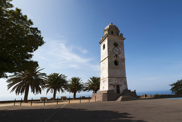 Capo Corso, Corsica, 28/08/2017: il campanile bianco di Canari, un ex faro costruito per segnalare la costa ai marinai nel paese noto come il villaggio dei cento capitani