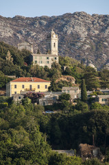 Fototapeta na wymiar Corsica, 28/08/2017: la macchia mediterranea con vista sullo skyline di Orche, villaggio remoto dell'Alta Corsica sul versante occidentale del Capo Corso 