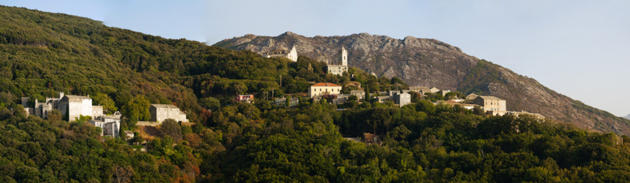 Corsica, 28/08/2017: la macchia mediterranea con vista sullo skyline di Orche, villaggio remoto dell'Alta Corsica sul versante occidentale del Capo Corso 