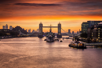 Die majestätische Tower Bridge in London, Großbritannien, kurz vor Sonnenaufgang