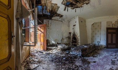 verlassenes waldhaus panororama