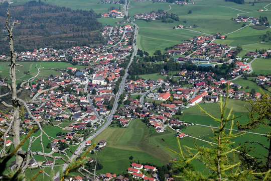 Ortskern von Inzell im Chiemgau, Oberbayern, gesehen vom Gipfel des Falkenstein