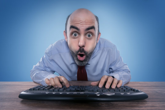 Mann staunt am Computer