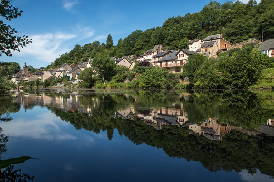 Village de Saint-Geniez-d' Olt  se refl&eacute;tant dans le Lot , Aveyron , France