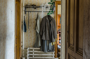 garderobe in verlassenen haus