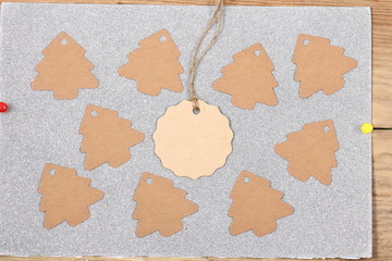 этикетка новогодняя лежит на столе есть место для...