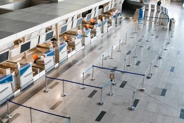 Papier peint Aéroport Comptoirs d& 39 enregistrement vides avec ordinateurs et files d& 39 attente devant l& 39 aéroport