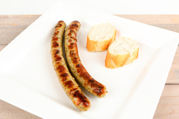 gegrillte Bratwurst mit Brotscheibe