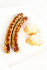 gegrillte Bratwurst mit Brotscheibe