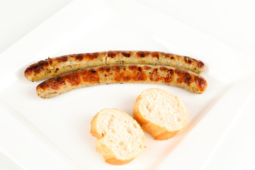 gegrillte Bratwurst mit Brotscheibe