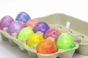 Zehn Bunt bemalte Ostereier im Eierkarton