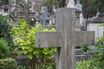Dettaglio di una croce in un cimitero acattolico italiano. La croce di pietra è senza nome e sta sopra una delle tombe del cimitero.