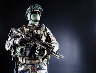 Naklejka premium Paratrooper of french 1st Marine Infantry Parachute Regiment RPIMA studio shot firing pointing weapons