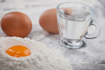 Jajka na stolnicy © Olo