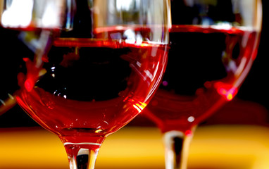 Gläser mit Rotwein