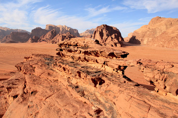 Fototapeta na wymiar Natural rock bridge formation on Wadi Rum desert in Jordan