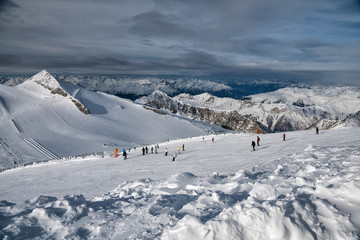 Fototapeta na wymiar Skiers on the Hintertux slope
