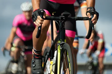 Crédence de cuisine en verre imprimé Vélo Cyclistes avec des vélos de course pendant la course cycliste sur route