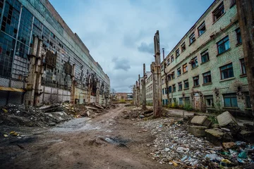 Tafelkleed Grondgebied van verlaten industriegebied dat op sloop wacht. Rommel in voormalige graafmachinefabriek Voronezh © Mulderphoto