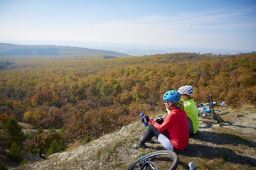 Naklejka premium Two female cyclist enjoying the beautiful scenery while out mountain biking.
