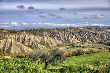 I calanchi in Italia sono opere artistiche della natura causate dall'erosione del materiale argilloso, creano un paesaggio lunare dove però c'è vita, anche l'uomo