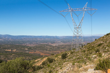 Kraftledningar i bergigt landskap