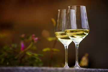 Zwei Weissweingläser in Südtirol