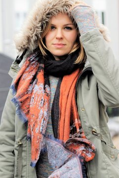 Junge Frau im Parka