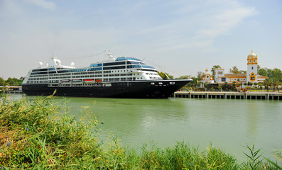 Crucero turístico en el puerto de Sevilla, España