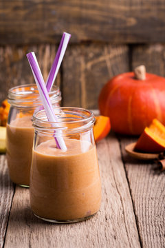 Pumpkin smoothie with yoghurt and bananas