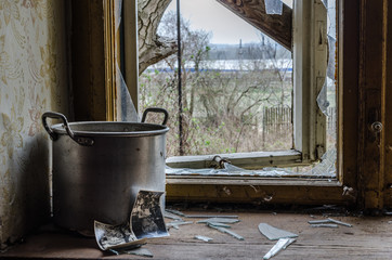 fenster und topf mit fotos