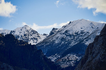 Fototapeta na wymiar Nieve en las montañas