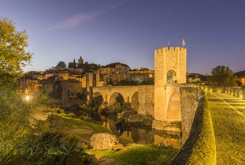 Obraz premium The Medieval Bridge in the ancient town of Besalu